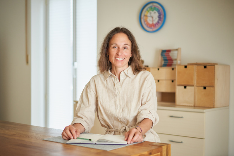 Sandra Antusch-Knopp am Schreibtisch