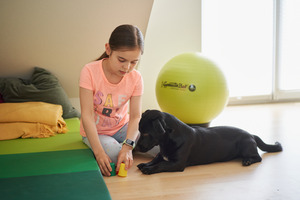 Therapiehund Paco mit Mädchen